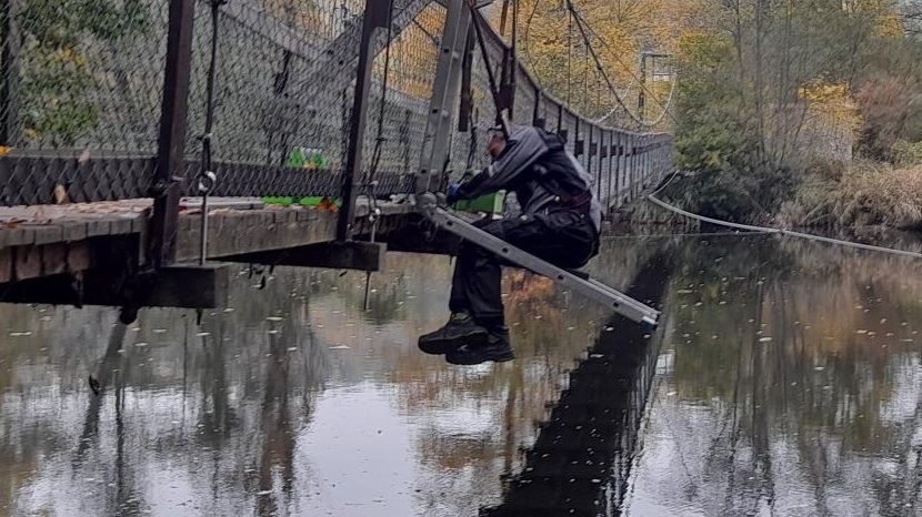 V Podyjí zvedají kvůli loňské povodni lávku pod vinicí Šobes